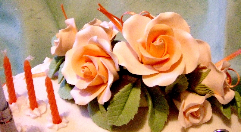 Jewel's 80th Birthday Cake - close up on flowers